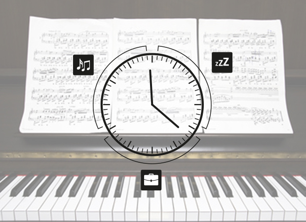 Klavier mit Noten und Uhr für Übungszeitraum