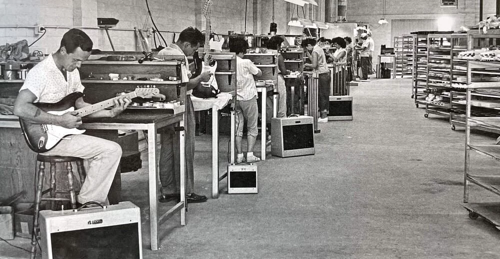 Fender-Fabrik 1951: Arbeiter testen Precision Bass in Produktionshalle