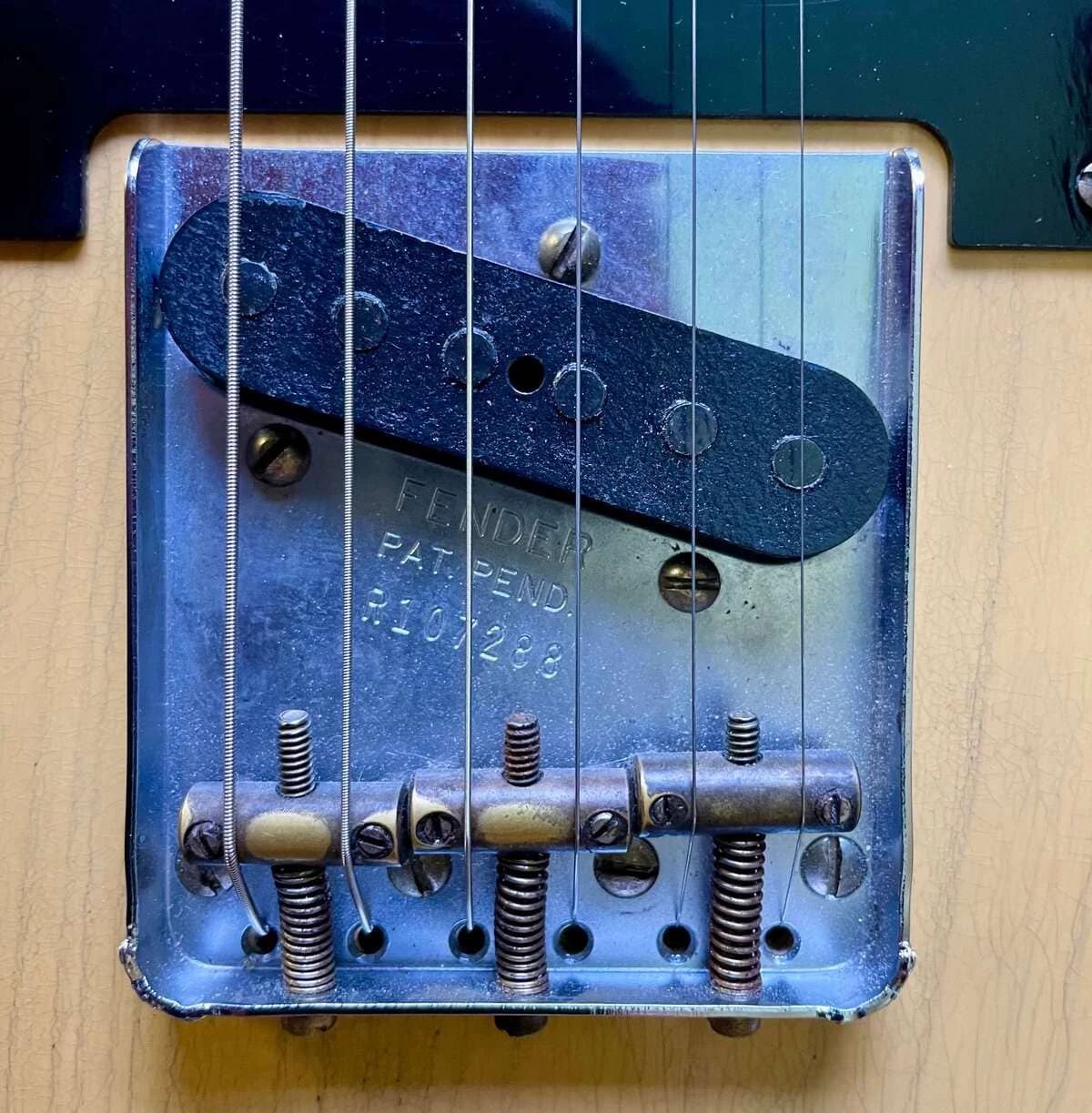 Fender-Brücke mit Saitenreitern und Pickup auf Solidbody-Gitarre