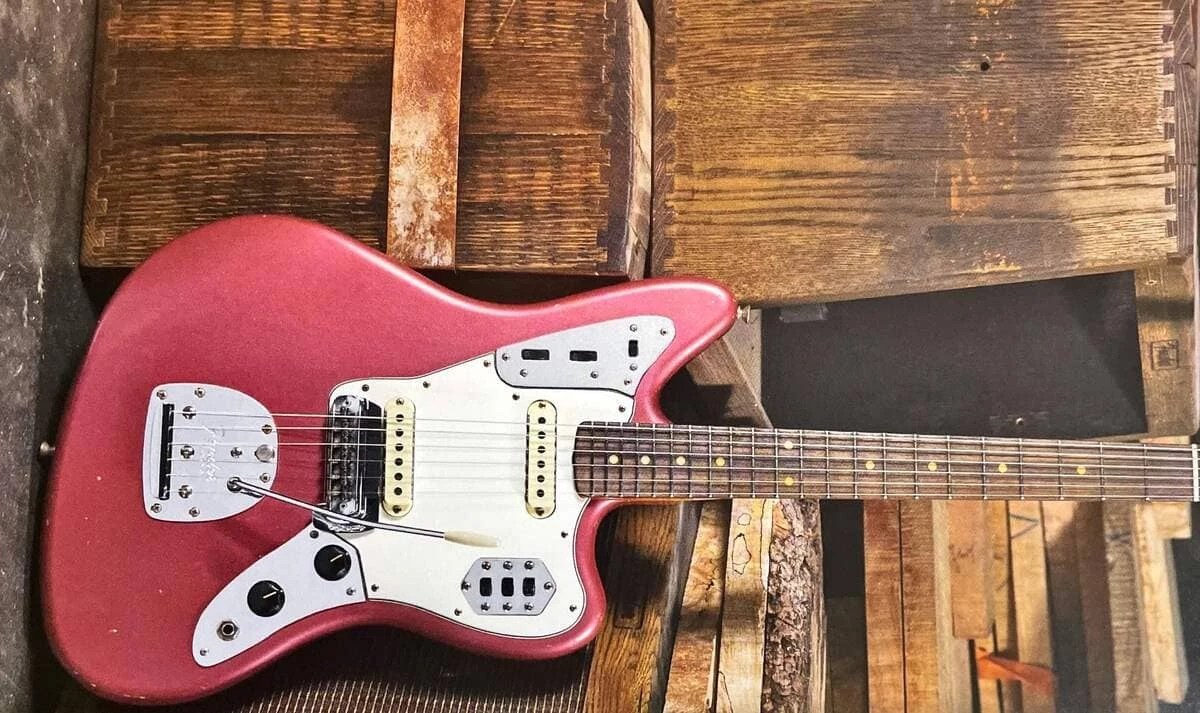 Rote vintage Fender Jazzmaster Gitarre aus 1958 auf Holzbrettern