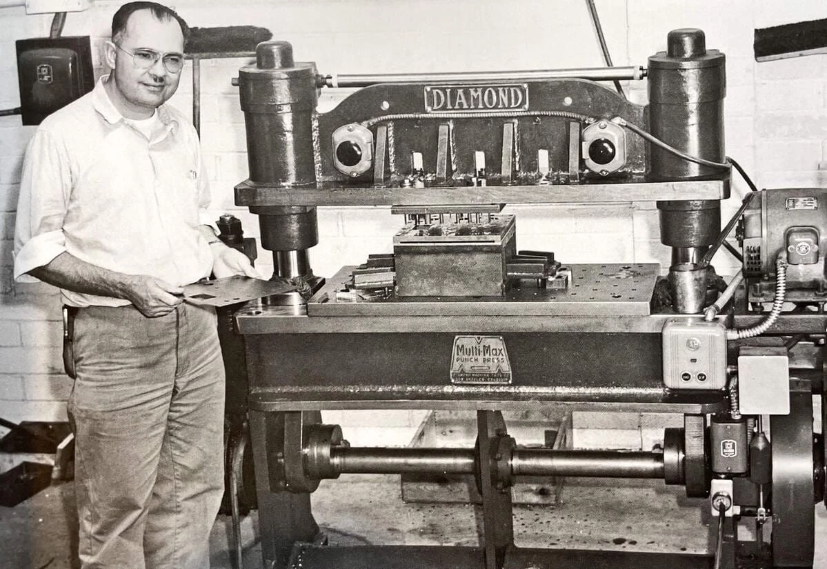Leo Fender in der frühen Werkstatt neben Diamond-Maschine