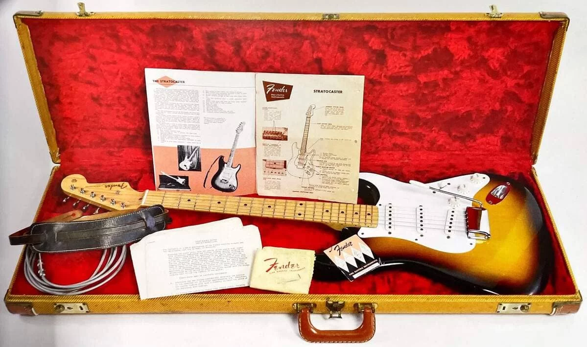 Vintage Sunburst Fender Stratocaster mit Tremolo-System in Originalkoffer
