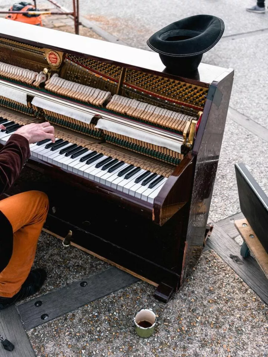 Musikant am Klavierspielen