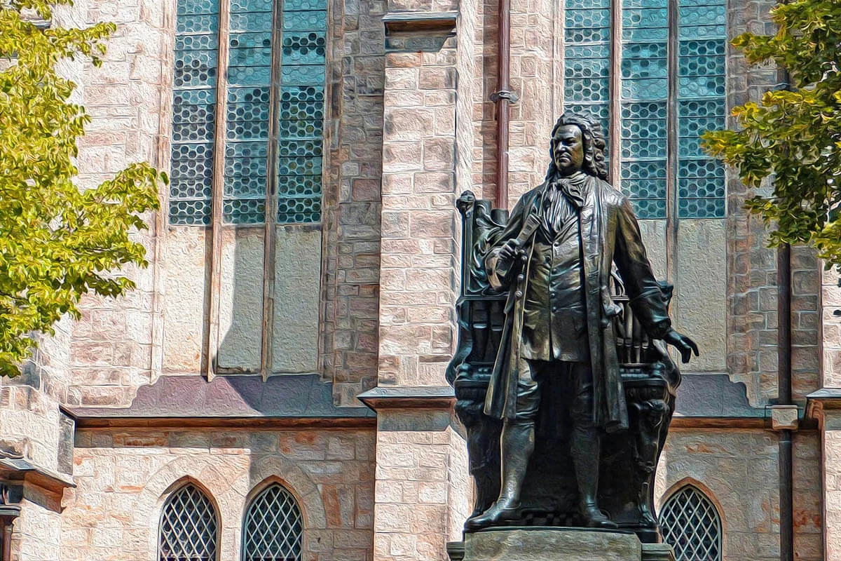 Statue von Johann Sebastian Bach vor der Thomaskirche in Leipzig