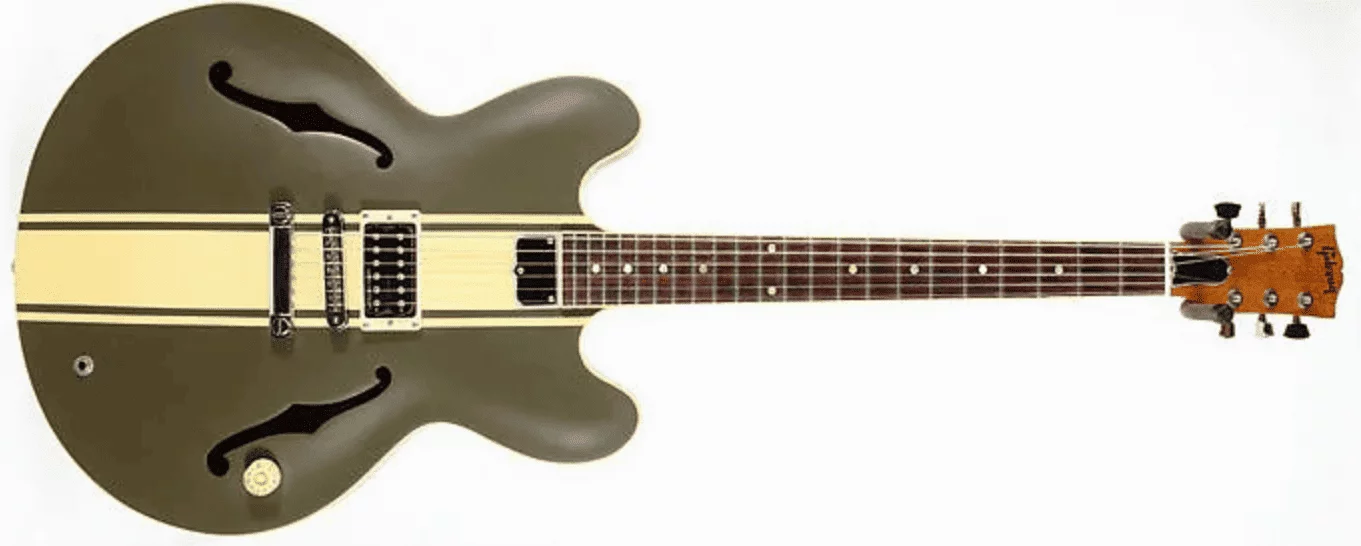 Gibson Tom DeLonge Signature ES-333 in Braun mit cremefarbenem Streifen.