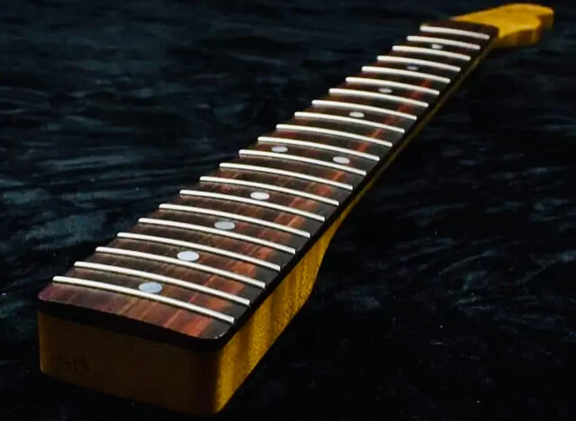 Gitarrenhals auf dunklem Untergrund