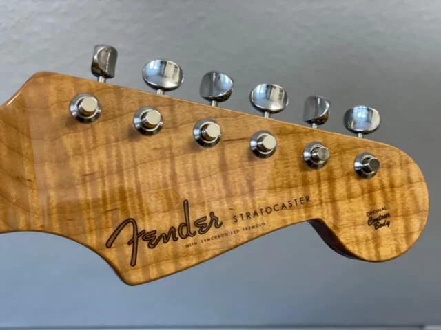 Nahaufnahme einer Fender Stratocaster Kopfplatte.