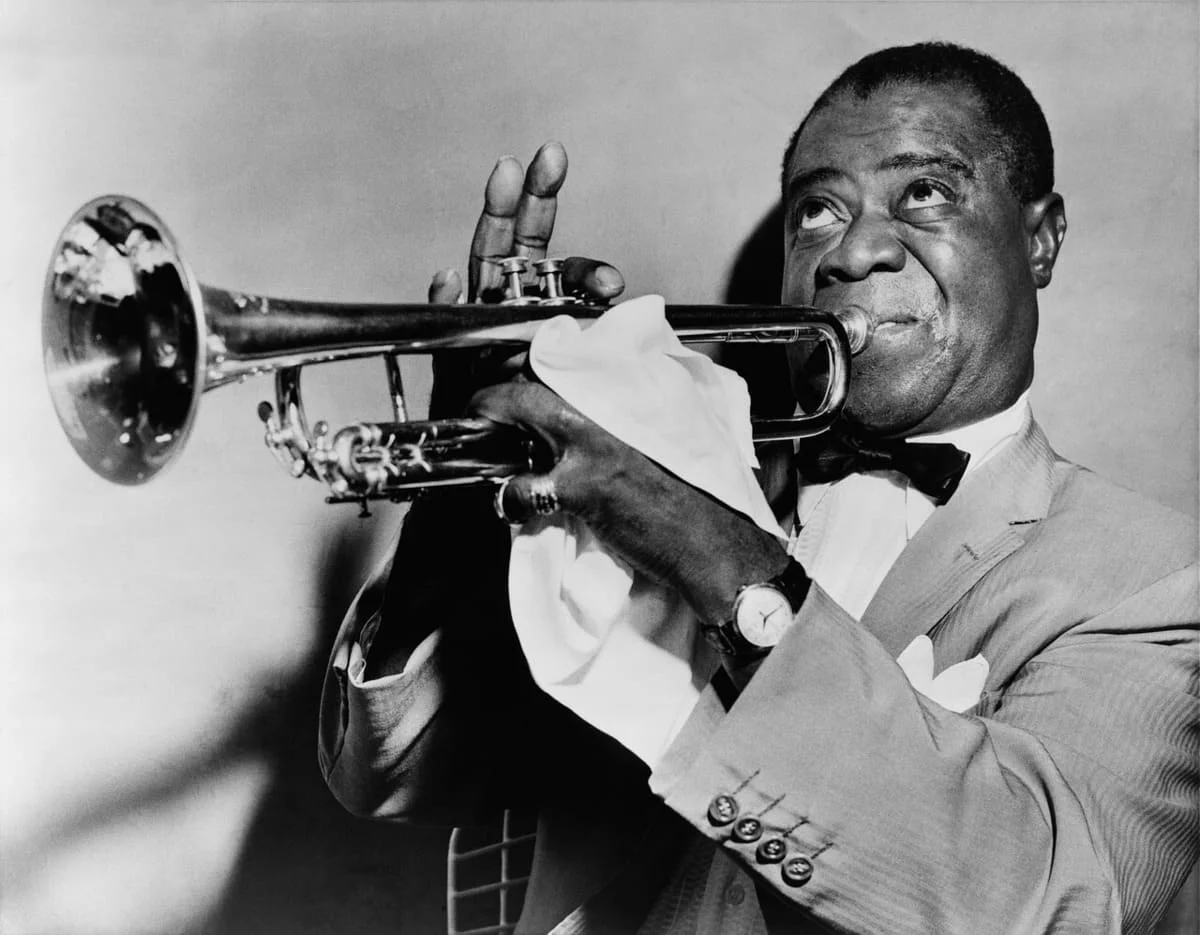 Louis Armstrong beim Trompete spielen