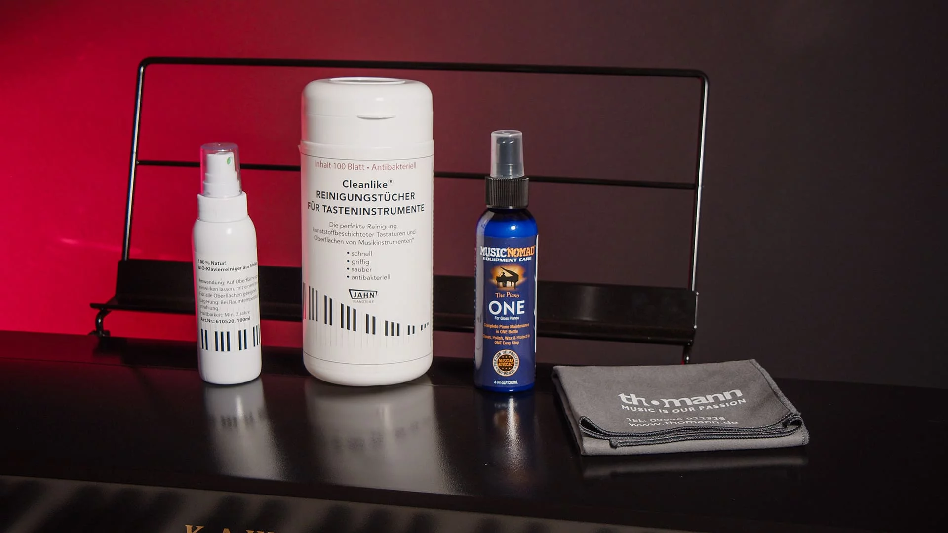 Klavier-Reinigungszubehör: Reinigungsspray, Reinigungstücher und Poliertuch.